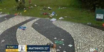 Matinhos amanhece com calçadão cheio de lixo