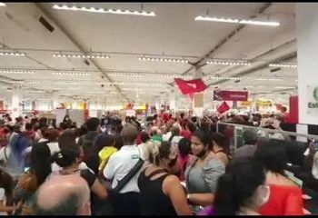 Fome: hipermercado de Belo Horizonte é ocupado por famílias que pedem cestas básicas