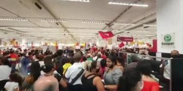 Fome: hipermercado de Belo Horizonte é ocupado por famílias que pedem cestas básicas