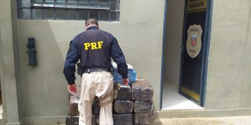 Homem é preso após abandonar carro com mais de 300 quilos de maconha em fuga, no Paraná