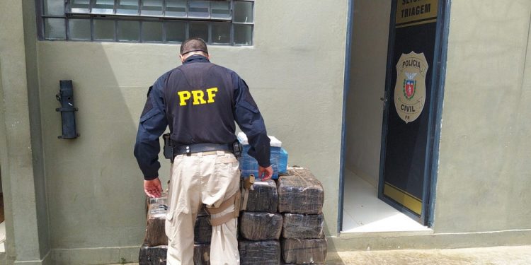 Homem é preso após abandonar carro com mais de 300 quilos de maconha em fuga, no Paraná