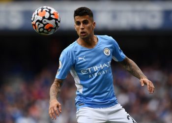 Jogador do Manchester City tem casa assaltada e é agredido