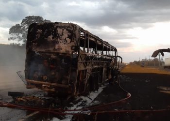Ônibus de linha pega fogo e interdita rodovia, em Maringá