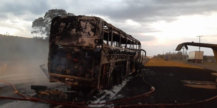 Ônibus de linha pega fogo e interdita rodovia, em Maringá
