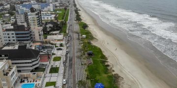 Após recursos, Governo anuncia consórcio vencedor da obra de recuperação da Orla de Matinhos. Veja antes e depois.