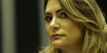 Michelle Bolsonaro é alvo de intolerância religiosa na internet