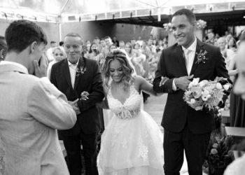 Atleta cadeirante realiza sonho de andar até o altar durante o casamento