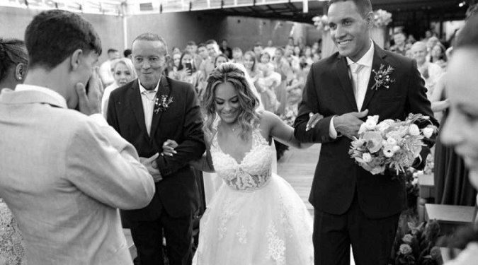 Atleta cadeirante realiza sonho de andar até o altar durante o casamento