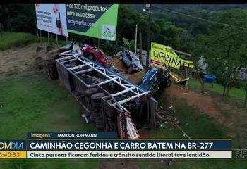 Cinco pessoas ficam feridas em batida entre carro e caminhão-cegonha, em Morretes