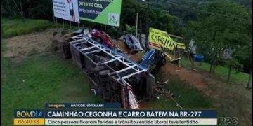 Cinco pessoas ficam feridas em batida entre carro e caminhão-cegonha, em Morretes