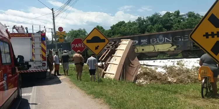 Caminhão fica destruído ao bater contra trem em Morretes