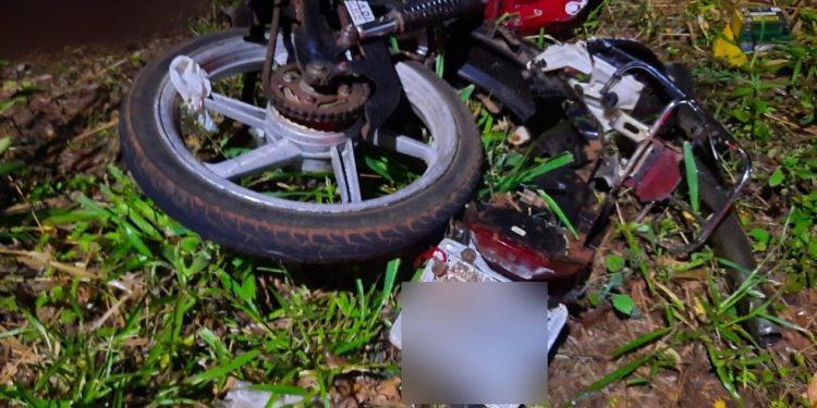 Um adolescente morre e outro fica ferido após moto bater em caminhonete na PR-539