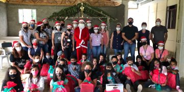 ESCOLA MUNICIPAL RURAL DOMINGOS DE MORAES EM ENTRE RIOS VIVE UM DIA DE NATAL COM PRESENTES E PAPAI NOEL