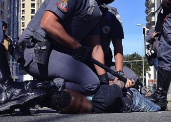 Um negro é morto pela polícia a cada quatro horas, aponta levantamento
