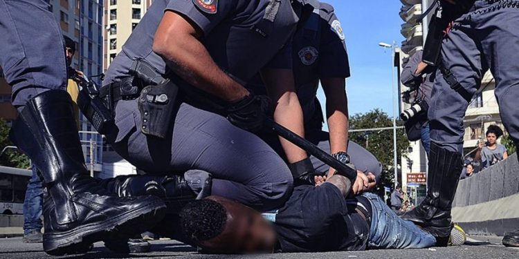 Um negro é morto pela polícia a cada quatro horas, aponta levantamento