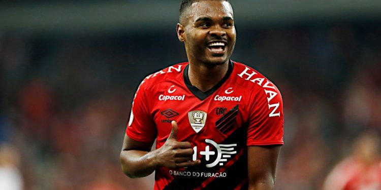 Internacional faz proposta por Nikão, que fica mais longe do Athletico