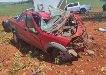 Homem morre após picape bater contra árvore e capotar na PR-180, em Nova Aurora