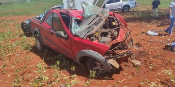 Homem morre após picape bater contra árvore e capotar na PR-180, em Nova Aurora