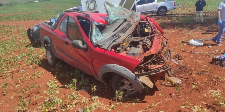 Homem morre após picape bater contra árvore e capotar na PR-180, em Nova Aurora