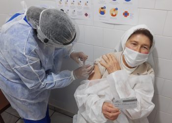 Terceira dose da vacina protege mais de 80% contra casos graves da Ômicron, diz pesquisa