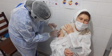 Terceira dose da vacina protege mais de 80% contra casos graves da Ômicron, diz pesquisa