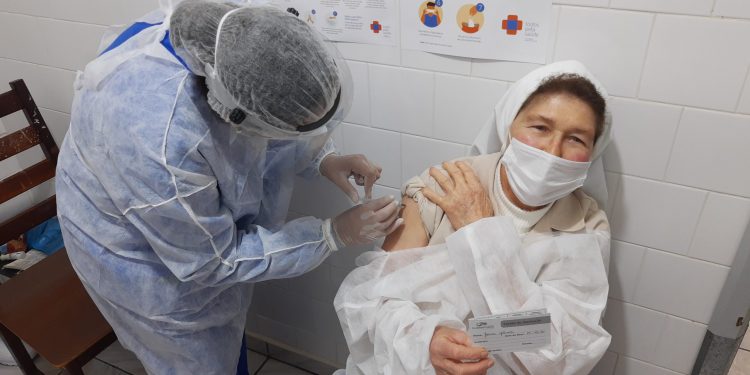Terceira dose da vacina protege mais de 80% contra casos graves da Ômicron, diz pesquisa