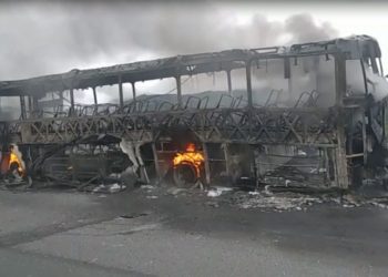 ÔNIBUS COM 28 PASSAGEIROS PEGA FOGO NA BR-277, NO LITORAL