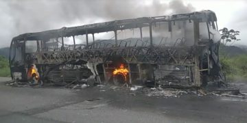 ÔNIBUS COM 28 PASSAGEIROS PEGA FOGO NA BR-277, NO LITORAL