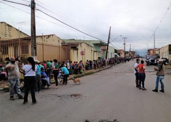 Antes do Natal, cresce a procura por doações de ossinhos e fila em açougue de MT dobra quarteirões
