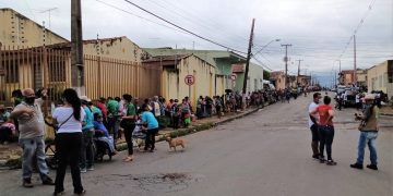 Antes do Natal, cresce a procura por doações de ossinhos e fila em açougue de MT dobra quarteirões