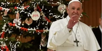 TV noticia morte do Papa Francisco durante transmissão no Natal