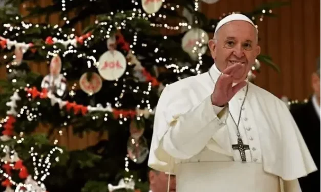 TV noticia morte do Papa Francisco durante transmissão no Natal