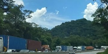 Fila quilométrica na 277 sentido Curitiba-Paranaguá