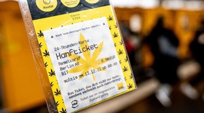 Metrô de Berlim cria bilhete comestível de cannabis: “Engula o estresse”
