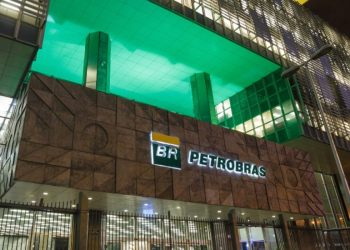 Contrariando Bolsonaro, Petrobras diz que não há decisão sobre reduzir o preço dos combustíveis