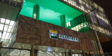 Contrariando Bolsonaro, Petrobras diz que não há decisão sobre reduzir o preço dos combustíveis