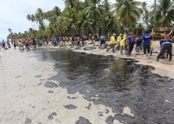 Navio grego foi responsável por derramamento de óleo no litoral brasileiro, diz PF