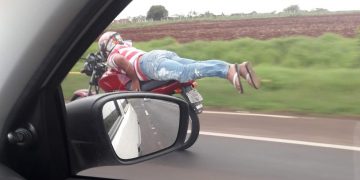 Motociclista é fotografado pilotando deitado em moto na BR-376