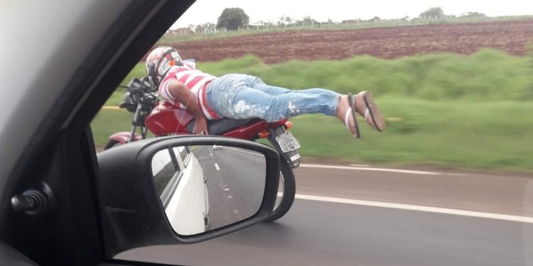 Motociclista é fotografado pilotando deitado em moto na BR-376