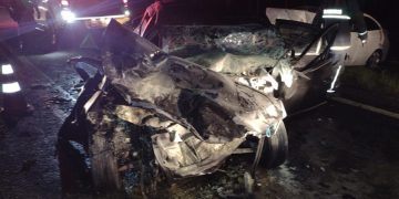 Criança de 2 anos e outras cinco pessoas morrem em acidente entre dois carros e caminhão na PR-090, em Piraí do Sul