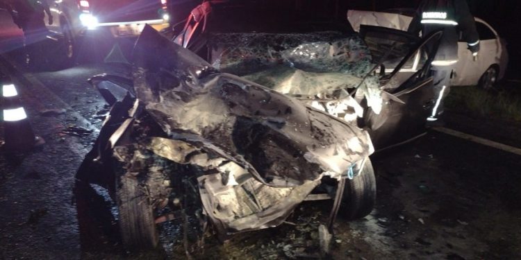 Criança de 2 anos e outras cinco pessoas morrem em acidente entre dois carros e caminhão na PR-090, em Piraí do Sul