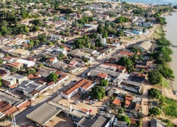 Dezenas de municípios brasileiros não aplicaram 1ª dose em metade da população