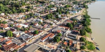 Dezenas de municípios brasileiros não aplicaram 1ª dose em metade da população