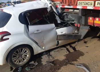 Dois jovens ficam gravemente feridos depois de carro bater em traseira de caminhão na BR-376, em Ponta Grossa