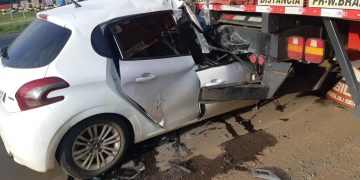 Dois jovens ficam gravemente feridos depois de carro bater em traseira de caminhão na BR-376, em Ponta Grossa