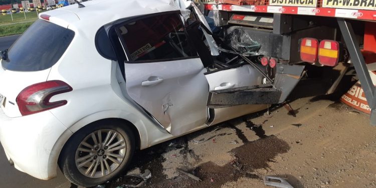 Dois jovens ficam gravemente feridos depois de carro bater em traseira de caminhão na BR-376, em Ponta Grossa