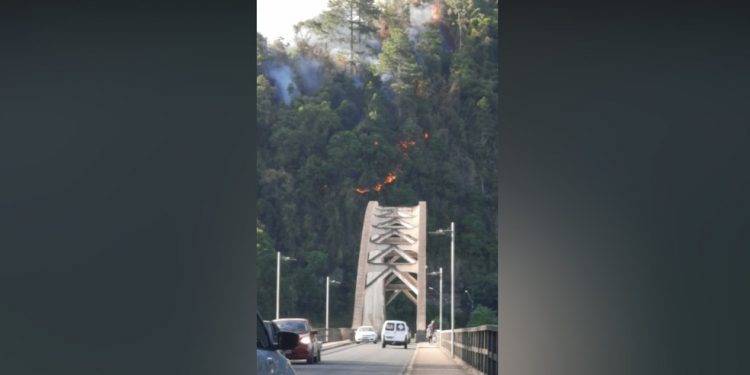 Incêndio no Morro Cristo fecha ponte que dá acesso a União da Vitória