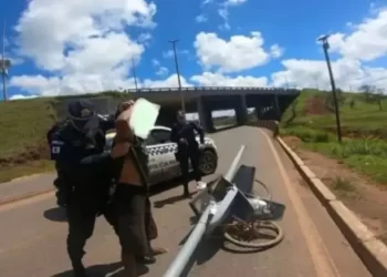 Homem é preso ao tentar fugir de bicicleta com poste de luz furtado; ele chegou a pedalar por 1 km