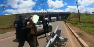Homem é preso ao tentar fugir de bicicleta com poste de luz furtado; ele chegou a pedalar por 1 km