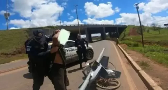 Homem é preso ao tentar fugir de bicicleta com poste de luz furtado; ele chegou a pedalar por 1 km